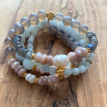 Load image into Gallery viewer, Peach Moonstone, Labradorite, and Pearl Spring Bracelet