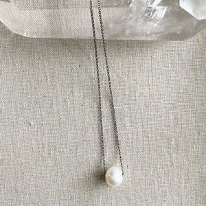 Simple Pearl and Chain Necklace