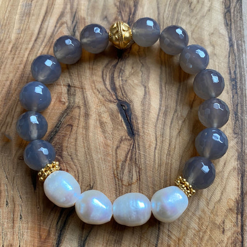 Gray Chalcedony and Freshwater Pearls Bracelet